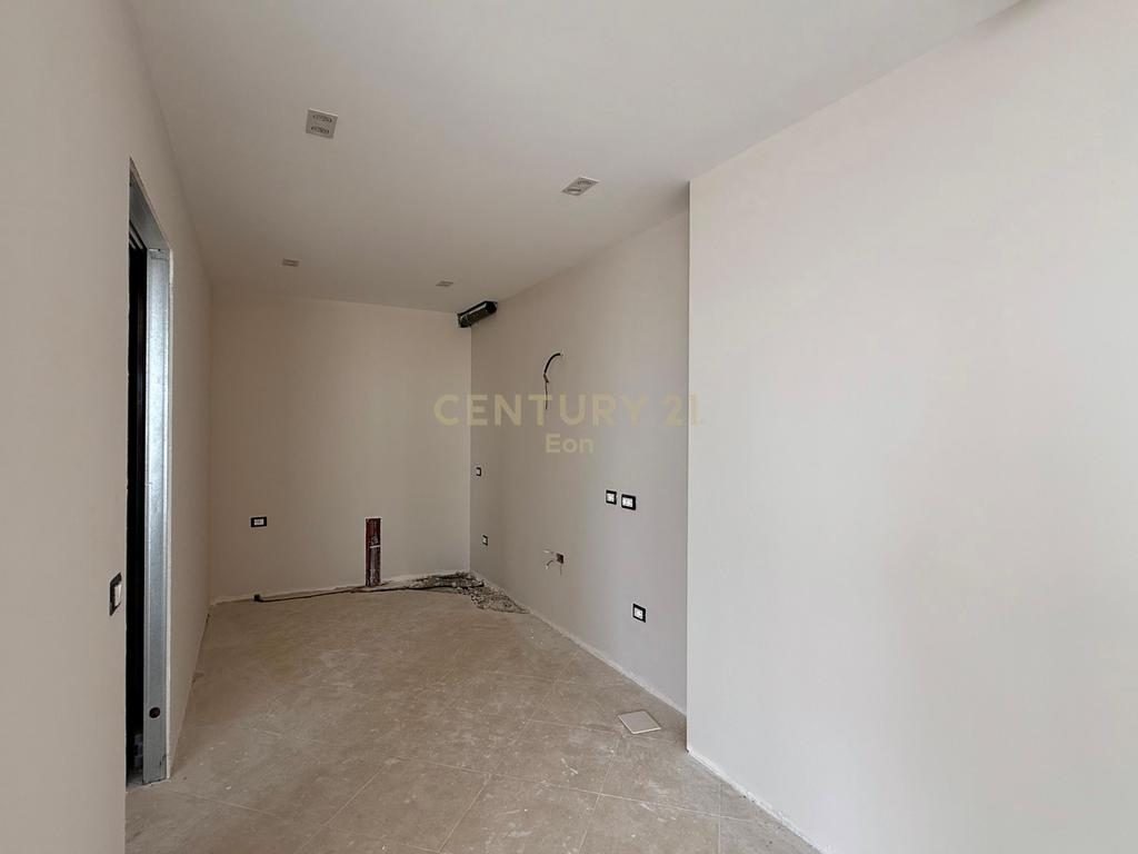 Shitet Apartament me Pamje Deti + 2 Poste Parkimi te Rruga e re e Portit !