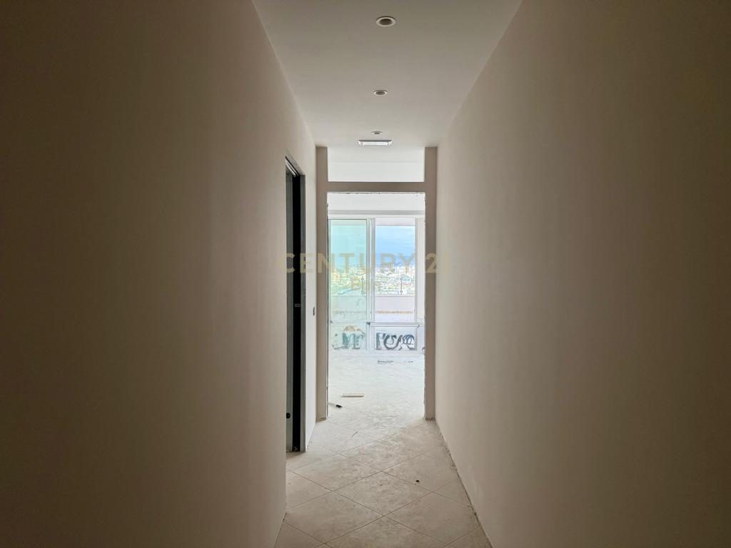 Shitet Apartament me Pamje Deti + 2 Poste Parkimi te Rruga e re e Portit !