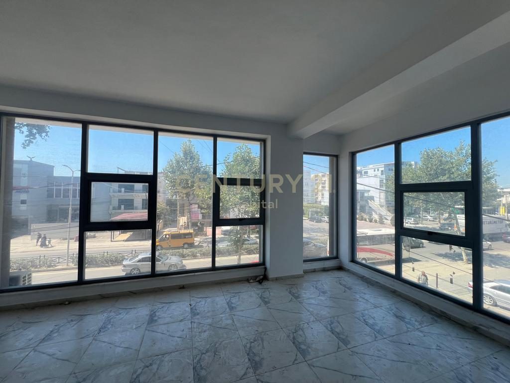 Ambient Komercial Me Qira në Kamez Qender, Tiranë | 130 m²