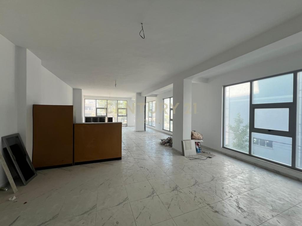 Ambient Komercial Me Qira në Kamez Qender, Tiranë | 130 m²