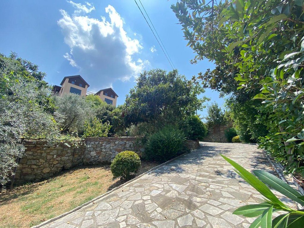 Shitet Vilë Stil Toskana me Pishinë në Pezë – E Përshtatshme për Banim ose Bujtinë, Agroturizem!!