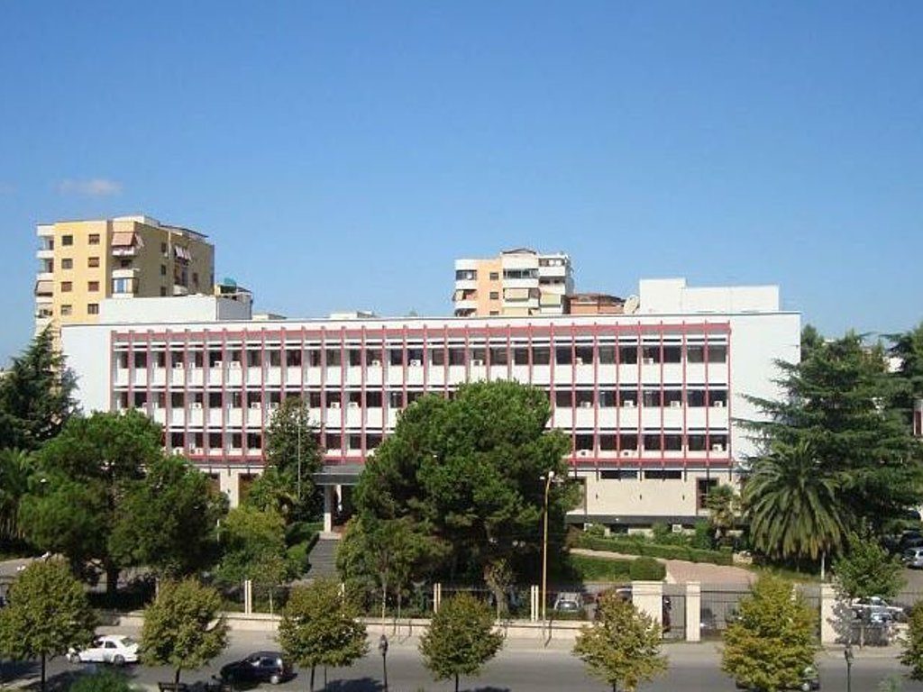 OKAZION!! BLV. "BAJRAM CURRI", NE SHITJE TRUALL+ 2 NJESI SHERBIMI!