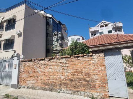 OKAZION!! BLV. "BAJRAM CURRI", NE SHITJE TRUALL+ 2 NJESI SHERBIMI!