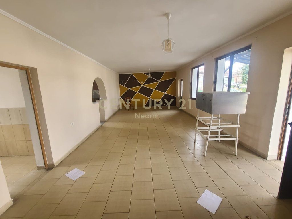 Ambient komercial për Shitje në qendër të Cërrikut!