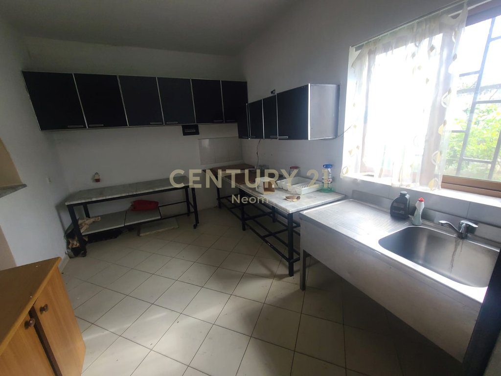 Ambient komercial për Shitje në qendër të Cërrikut!