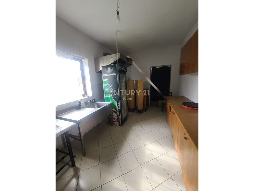 Ambient komercial për Shitje në qendër të Cërrikut!