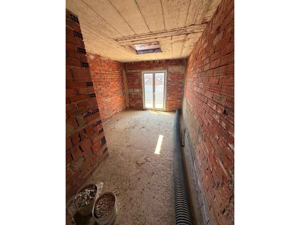 APARTAMENT  213.3 M2 NË SHITJE – RRUGA E VOLOREKËS, 3 MIN NGA LIQENI