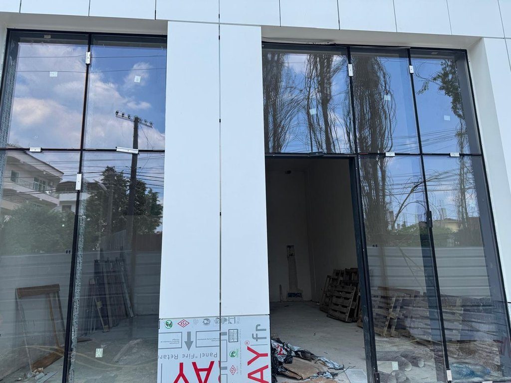 Shitet Dyqan 68 m² në Rrugën Jordan Misja – Me Pamje nga Rruga dhe Akses nga Bulevardi i Ri