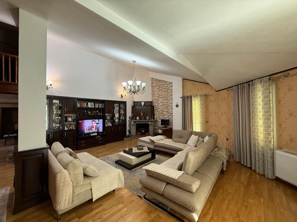 SHITET Duplex Luksoz 3 + 1 + 2 + verandë + post parkimi tek Liqeni i Thate !