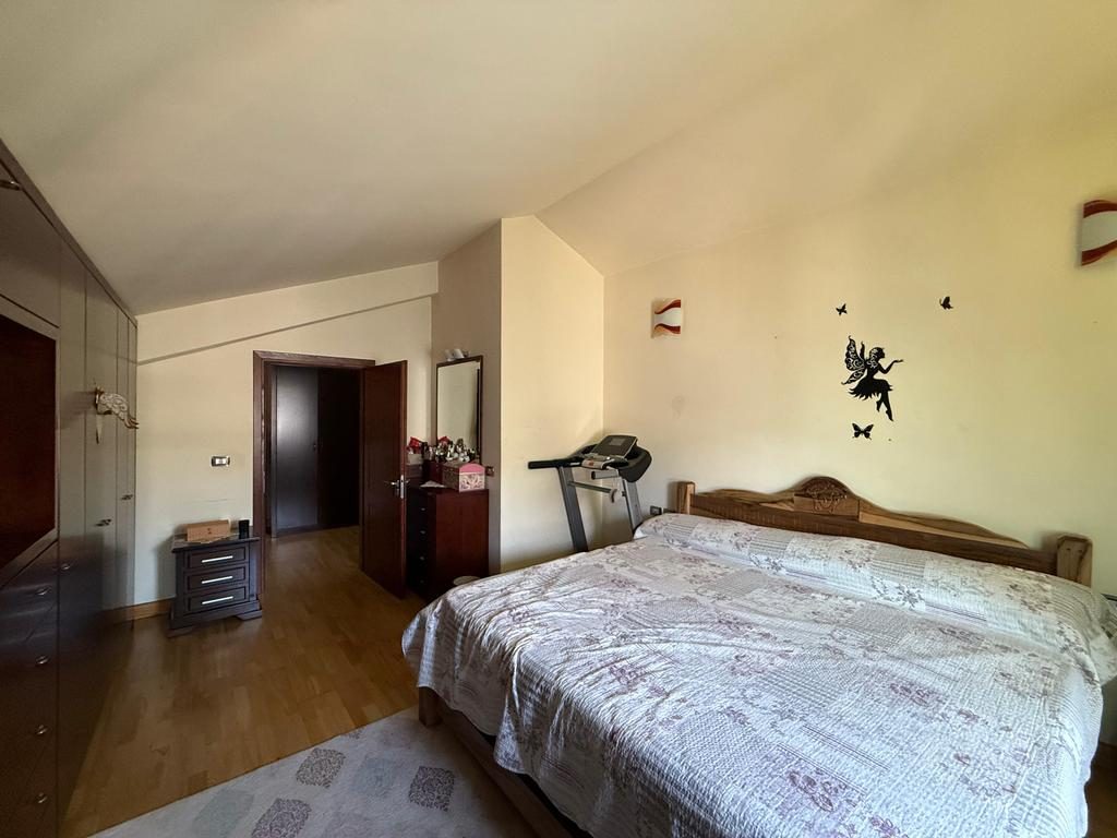 SHITET Duplex Luksoz 3 + 1 + 2 + verandë + post parkimi tek Liqeni i Thate !