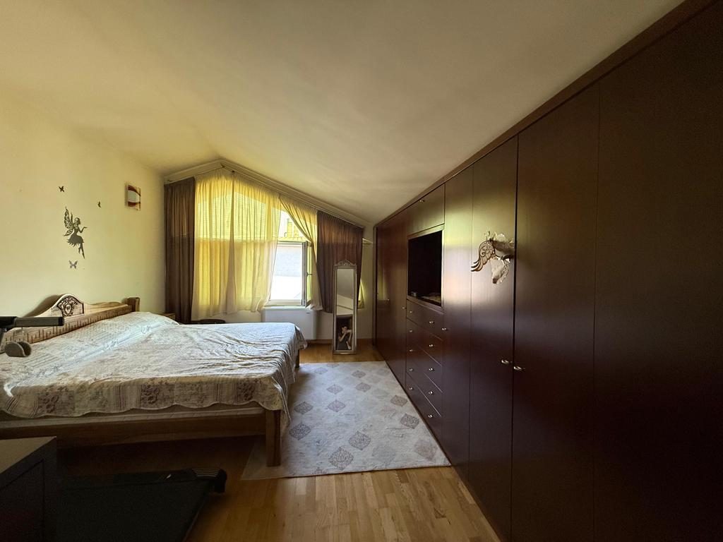 SHITET Duplex Luksoz 3 + 1 + 2 + verandë + post parkimi tek Liqeni i Thate !
