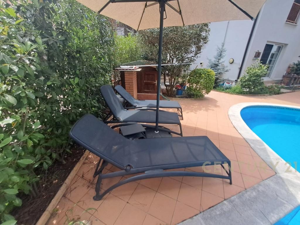Vilë me Pishinë Për Shitje në Qerret, Durrës !!
