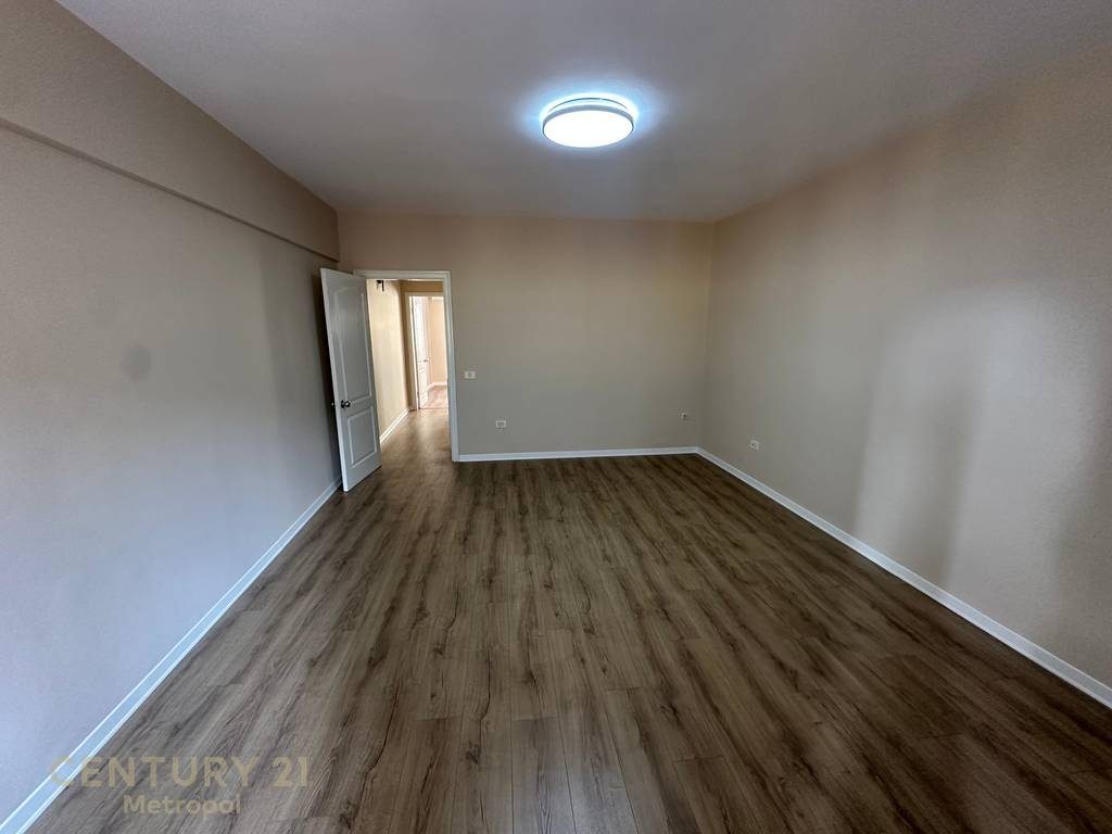 Jepet me Qira Ambient për Zyra në Qendër të Tiranës!