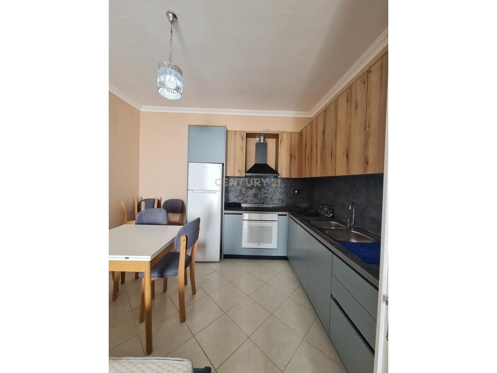 Shitet apartament 1+1 30m larg detit dhe Garazh në Qerret !