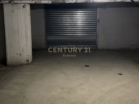 Shitet Post Parkimi te Grand Gallery , Yzberisht