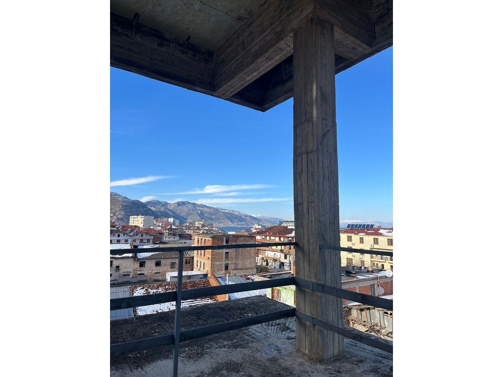 "Mundësi e Artë Investimi – Truall & Ndërtesë 4-Katëshe pranë Terminalit të Ri në Pogradec!"