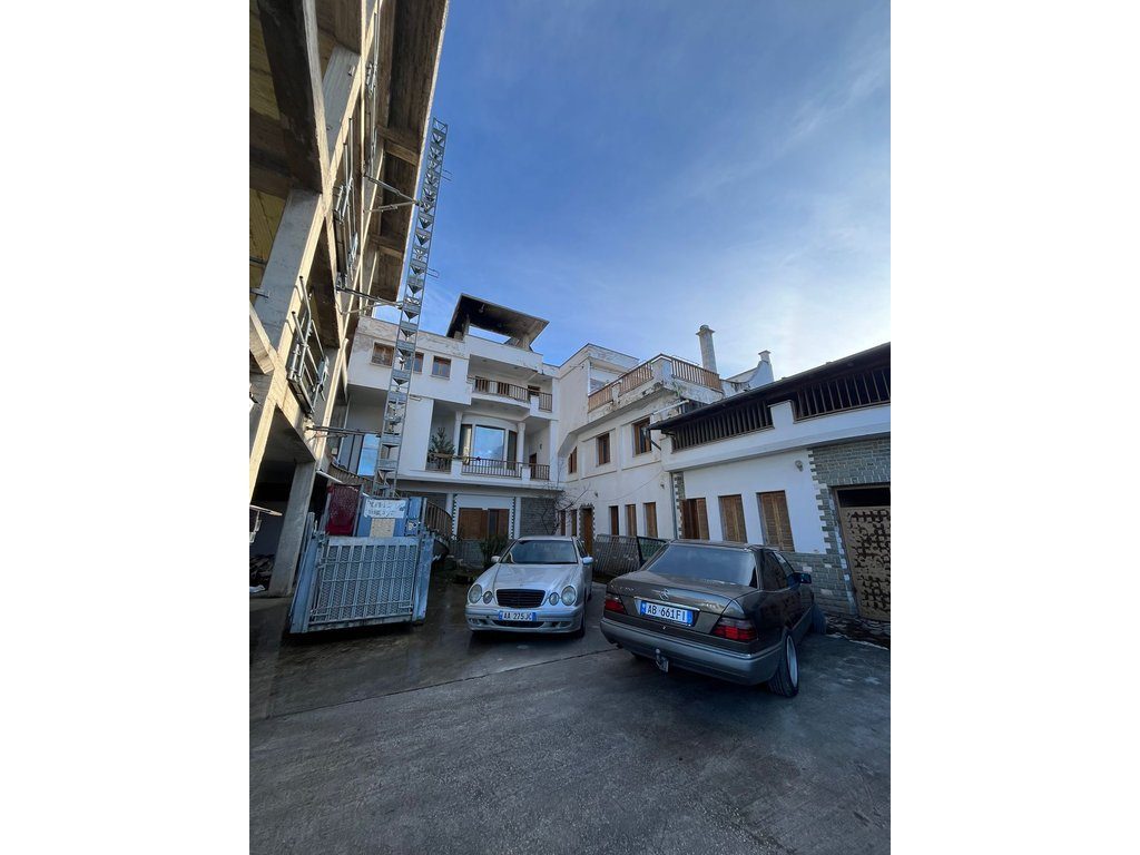 "Mundësi e Artë Investimi – Truall & Ndërtesë 4-Katëshe pranë Terminalit të Ri në Pogradec!"