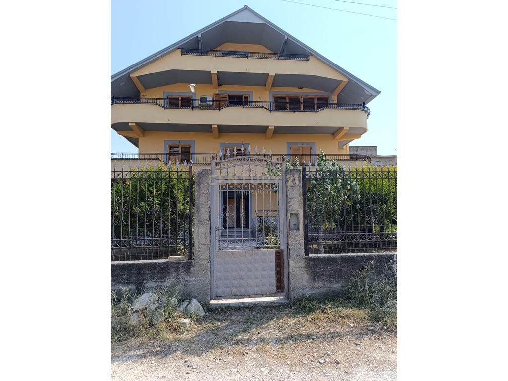 Vilë 3-Katëshe + papafingo për Qira në Vaqarr!