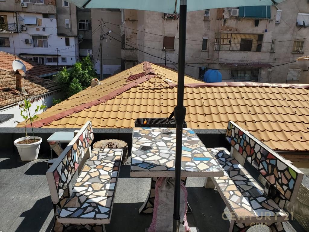 Shitet Ndërtesë + Truall pranë Shkollës "Sami Frashëri" – Mundësi Ideale për Banim ose Investim