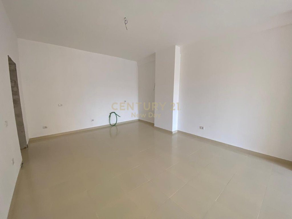 SHITET APARTAMENT 2+1+2T PRANE ISH-URT!