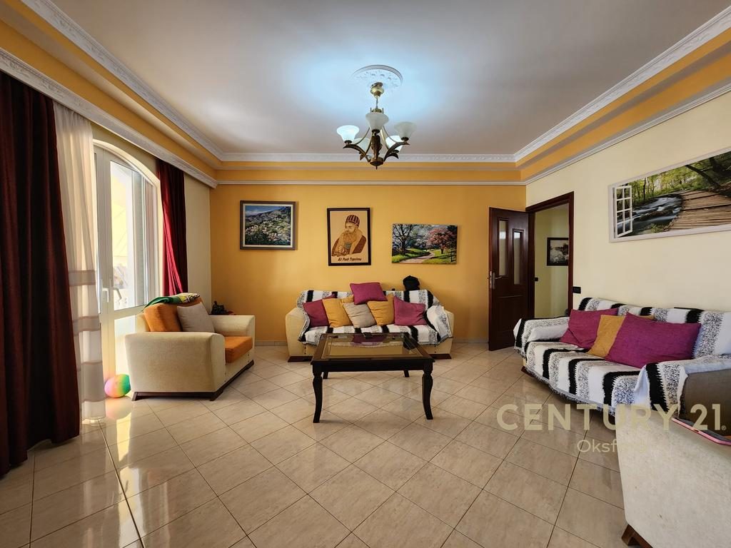 SHITET APARTAMENT NE SARANDE 3+1+2 ME GARAZHD