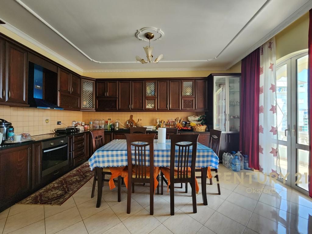 SHITET APARTAMENT NE SARANDE 3+1+2 ME GARAZHD