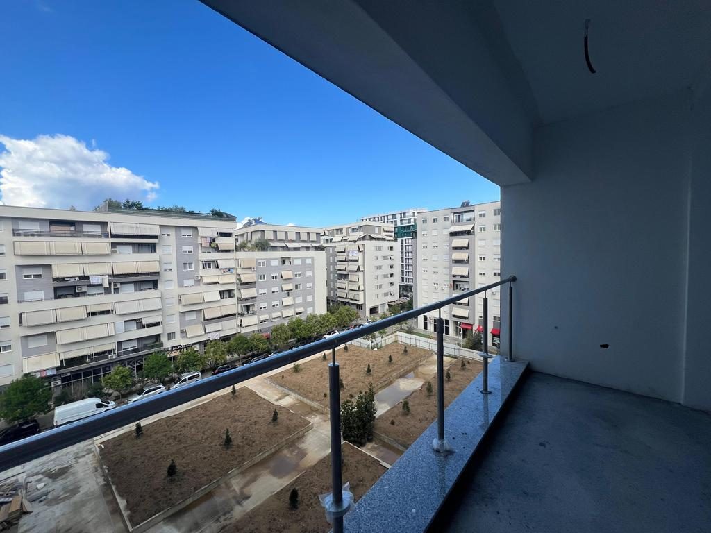 SHESIM APARTAMENT 2+1+2 TEK KOMUNA E PARISIT KOMPLEKSI KIKA!!