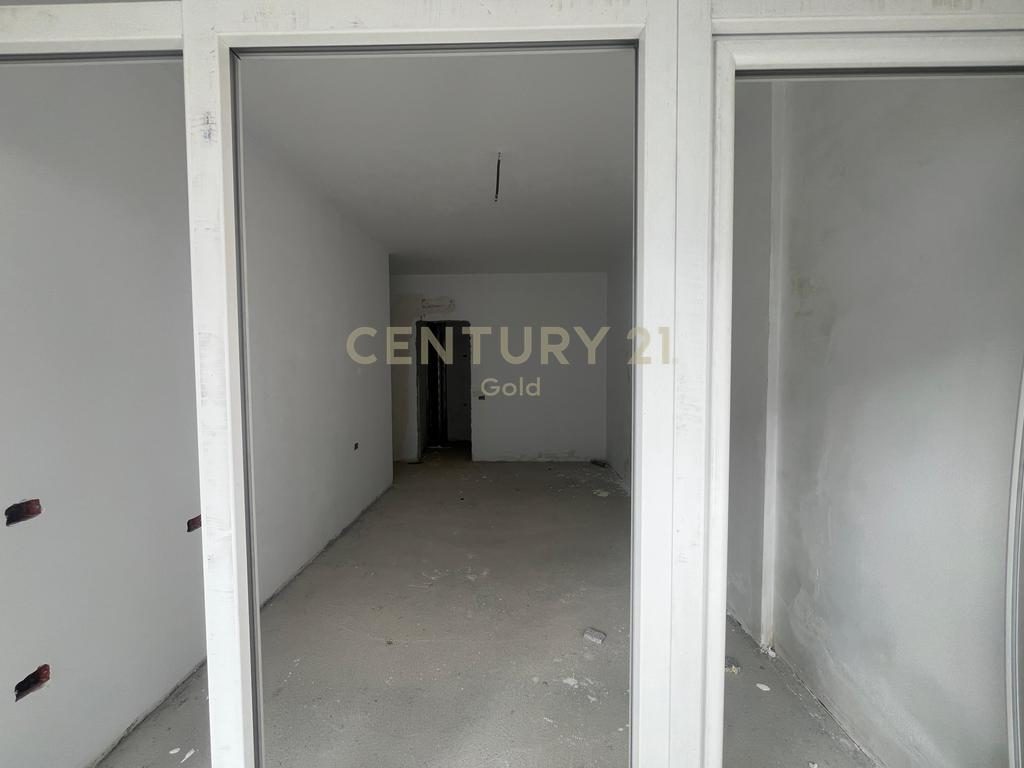 SHESIM APARTAMENT 2+1+2 TEK KOMUNA E PARISIT KOMPLEKSI KIKA!!