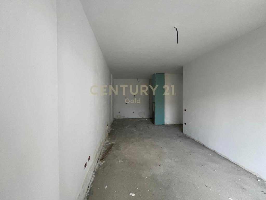 SHESIM APARTAMENT 2+1+2 TEK KOMUNA E PARISIT KOMPLEKSI KIKA!!