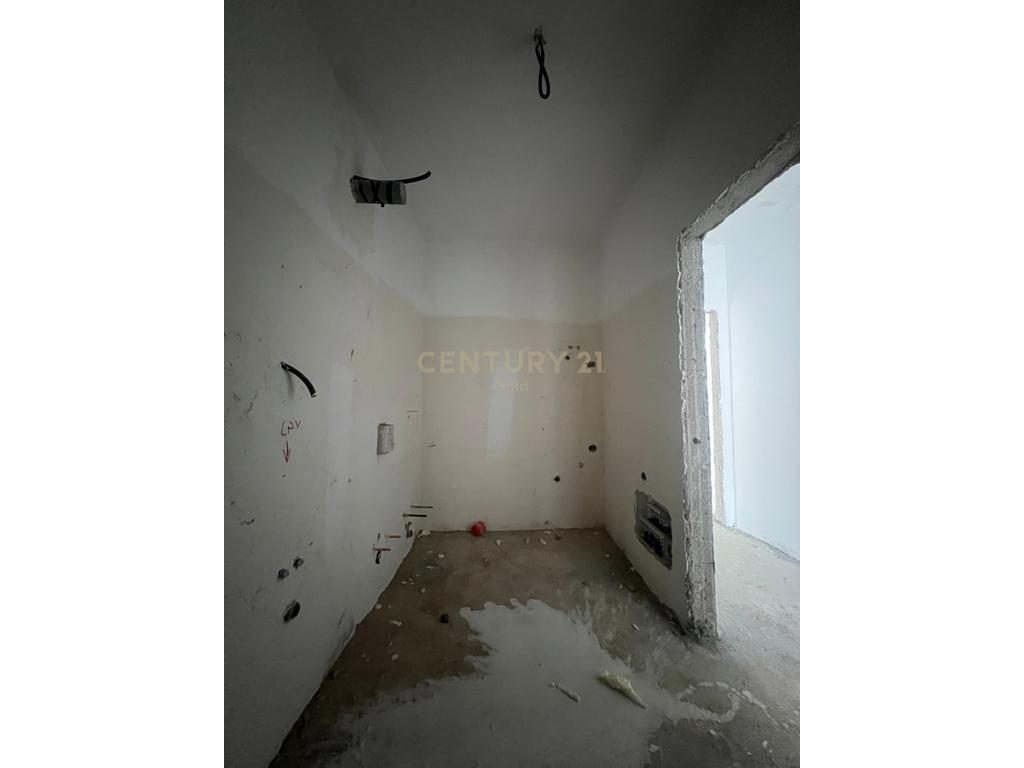 SHESIM APARTAMENT 2+1+2 TEK KOMUNA E PARISIT KOMPLEKSI KIKA!!