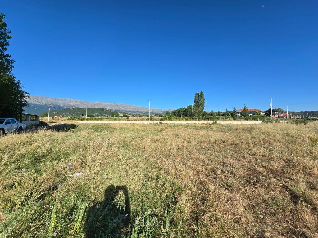SHITET TOKË NË 968 m2, 150 METRA DISTANCE NGA LIQENI !!