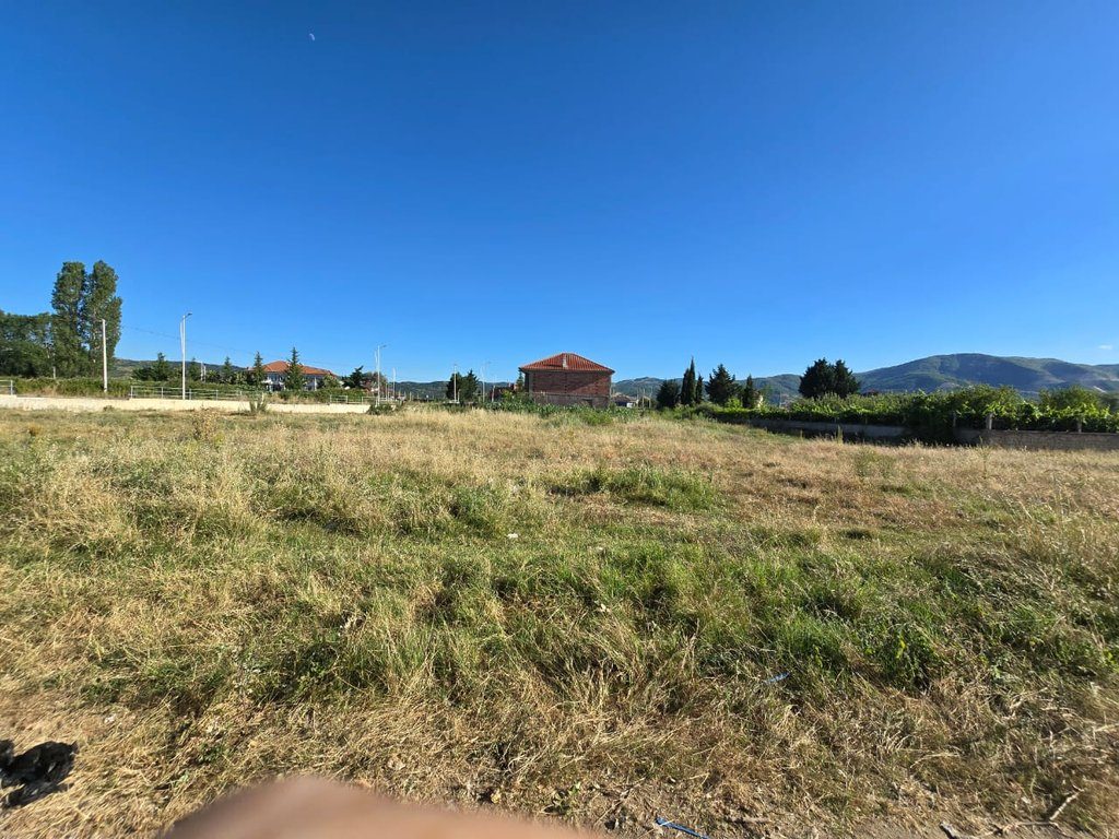 SHITET TOKË NË 968 m2, 150 METRA DISTANCE NGA LIQENI !!