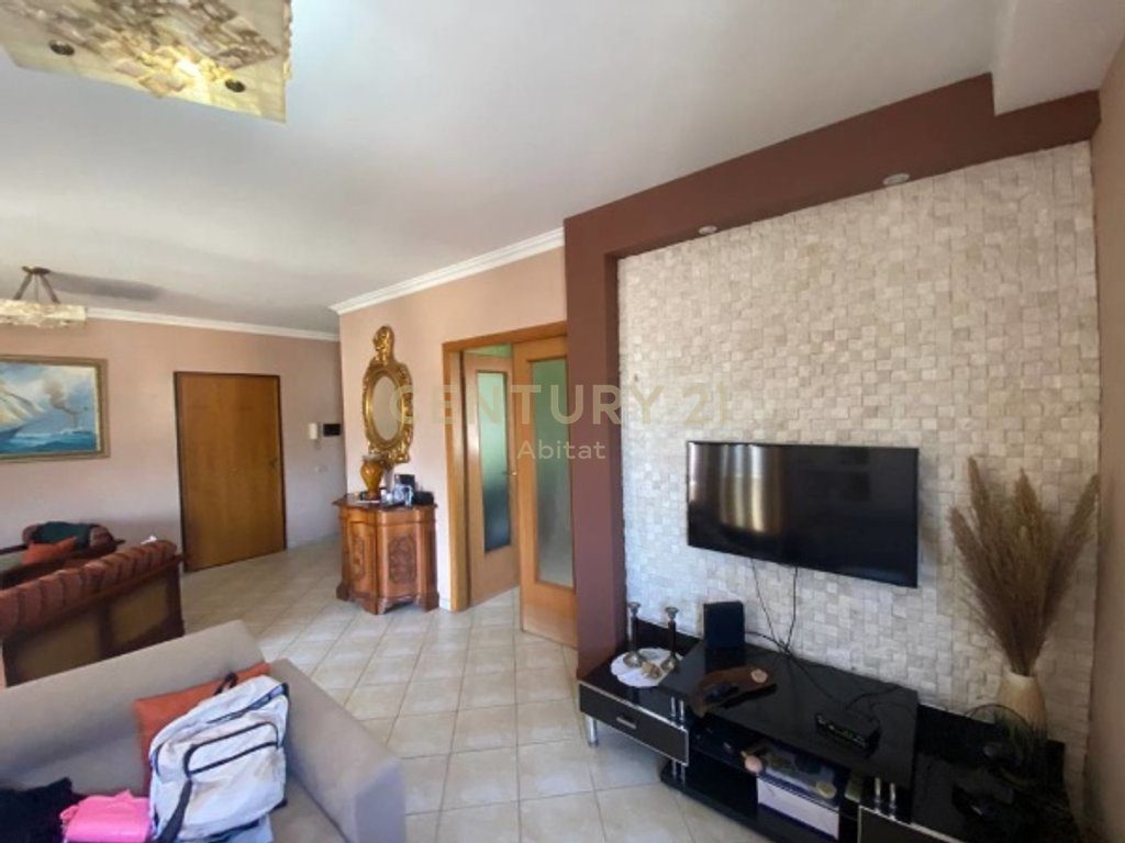 APARTAMENT 2+1+2 ME QIRA, RR. E BARRIKADAVE (Banim / AirBNB)