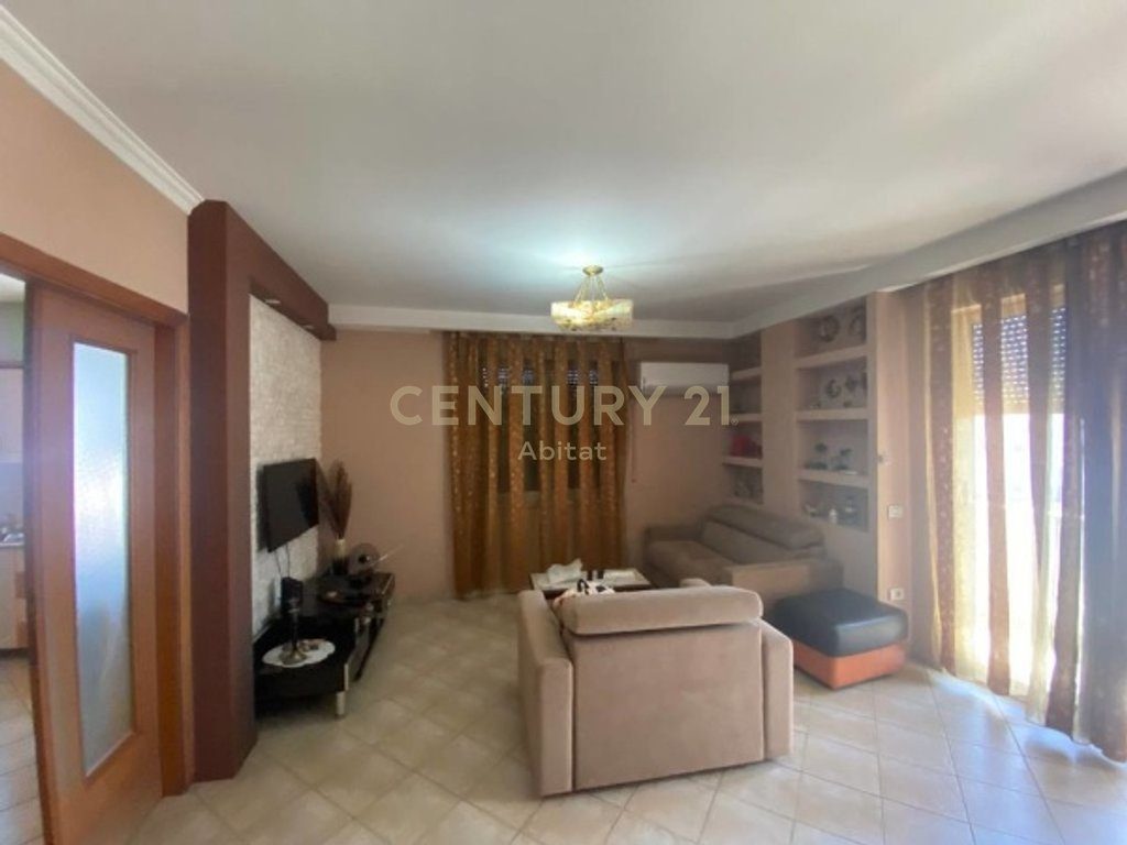 APARTAMENT 2+1+2 ME QIRA, RR. E BARRIKADAVE (Banim / AirBNB)