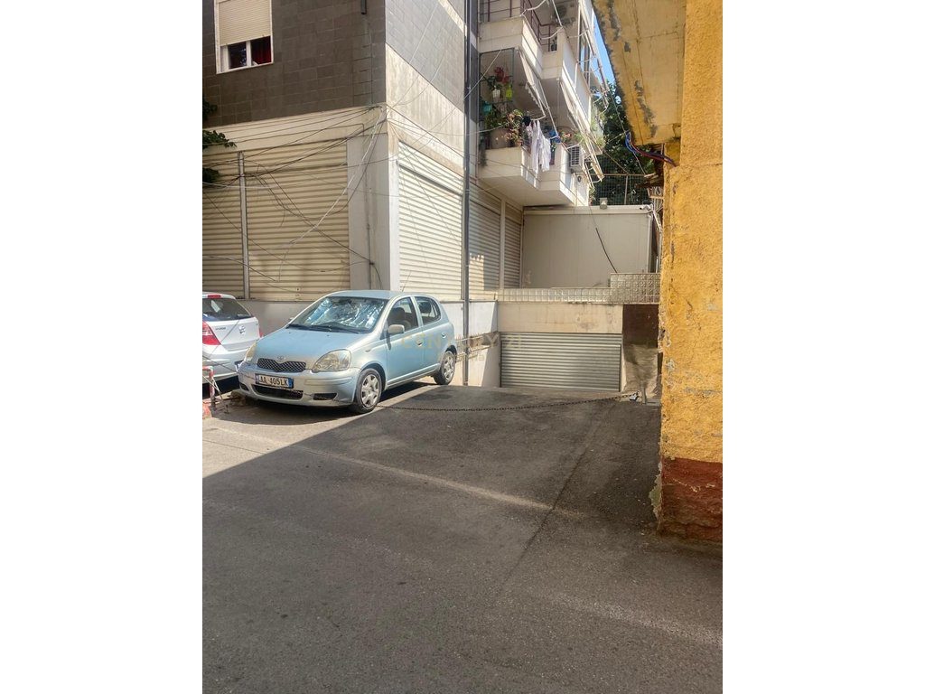 Magazine Për Shitje te Medreseja, Tiranë