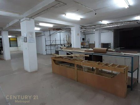 POST PARKIMI PER SHITJE,UET!