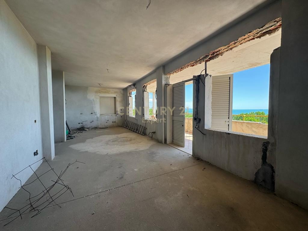 PENTHOUSE NË SHITJE PRANË DETIT DHE BLLOKUN QEVERITAR, DURRËS!