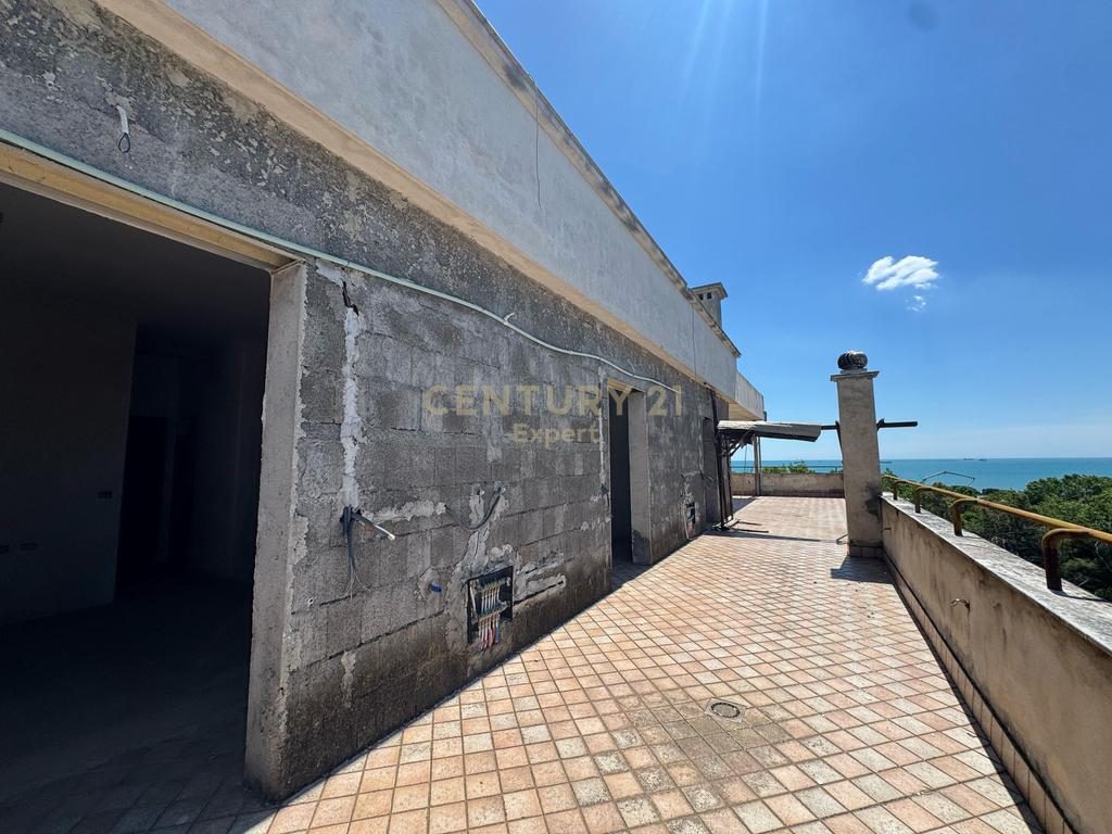 PENTHOUSE NË SHITJE PRANË DETIT DHE BLLOKUN QEVERITAR, DURRËS!