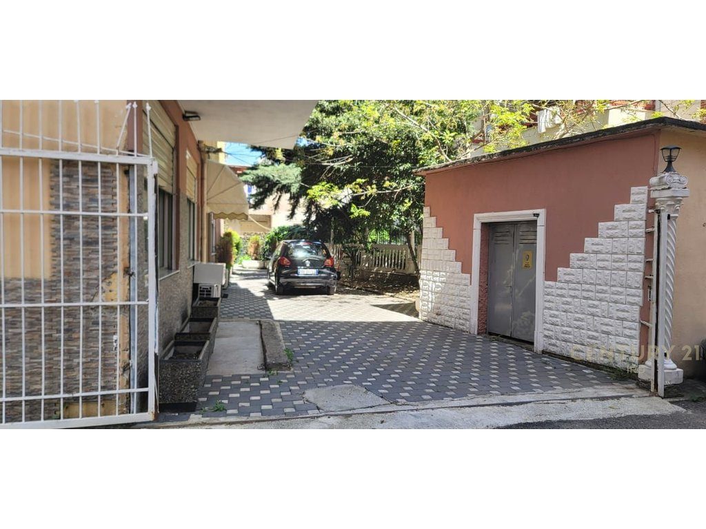 AMBIENT KOMERCIAL TE RRUGA KONGRESI I MANSTIRIT PRANE SPITALIT "QSUT".