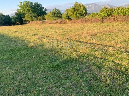 Shitet tokë në rrugën dytësore të autostradës Tiranë-Durrës, Bërxull