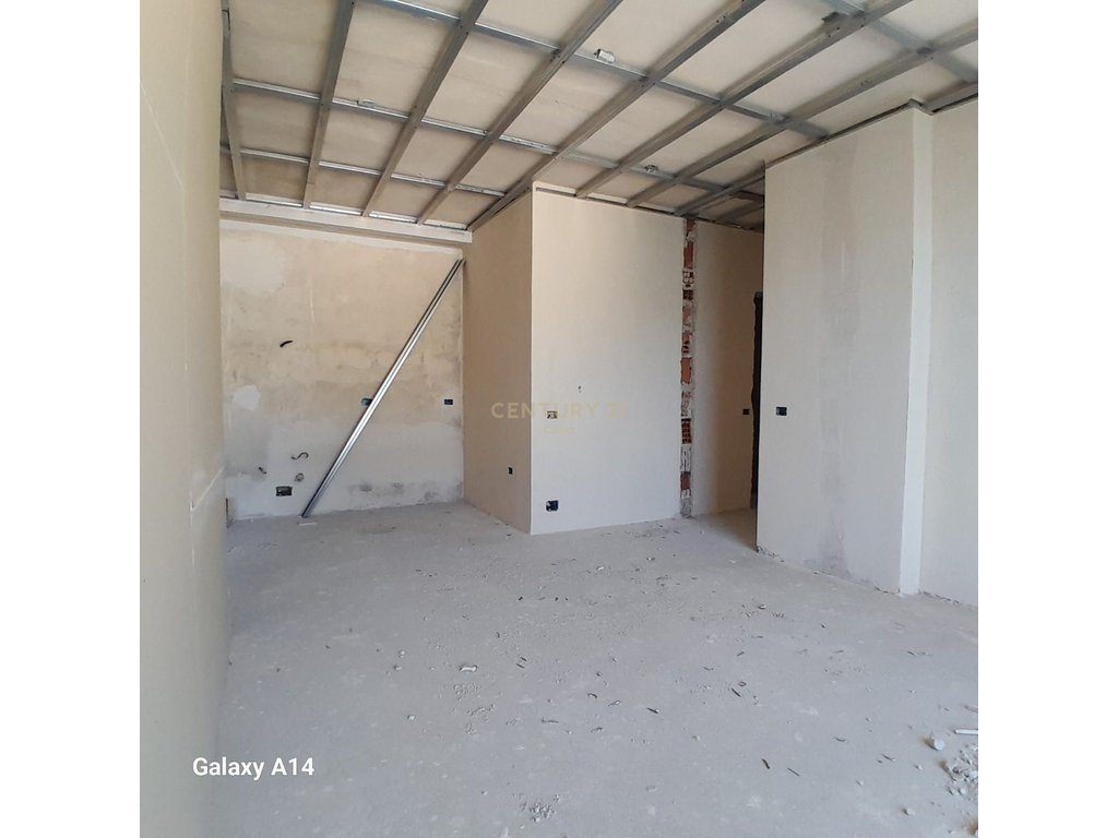 SHITET!!!  APARTAMENT 2+1+2  PAMJE  DETI ,VIJE E PARE LUNGOMARE!