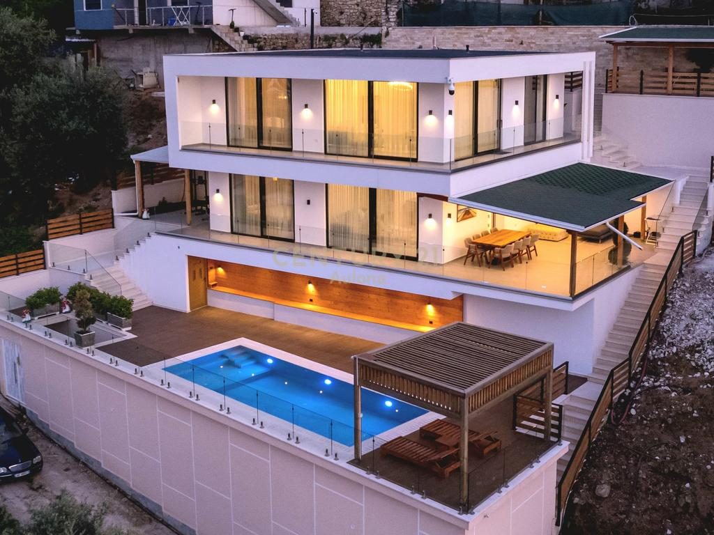 Vilë Moderne me Pamje nga Deti në Vlorë për Shitje
