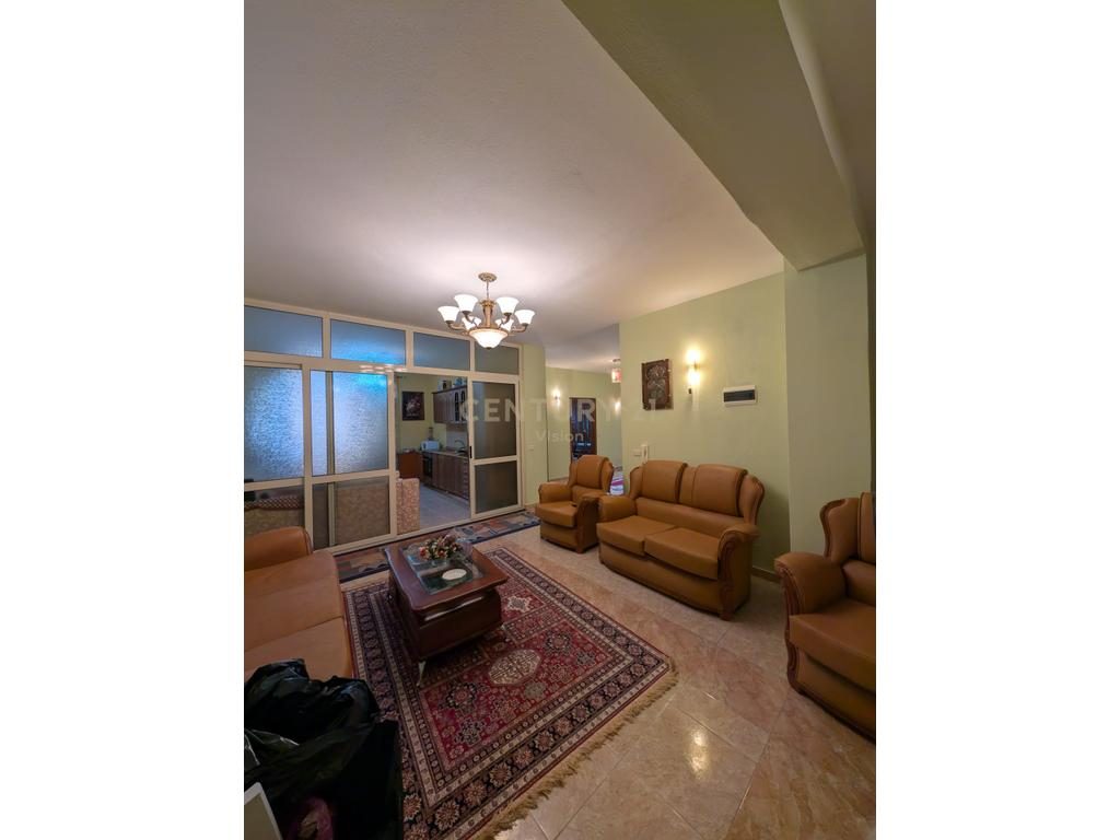 Apartament 2+2 sallone + 2 tualete për shitje në qendër Shkodër - 116 m²