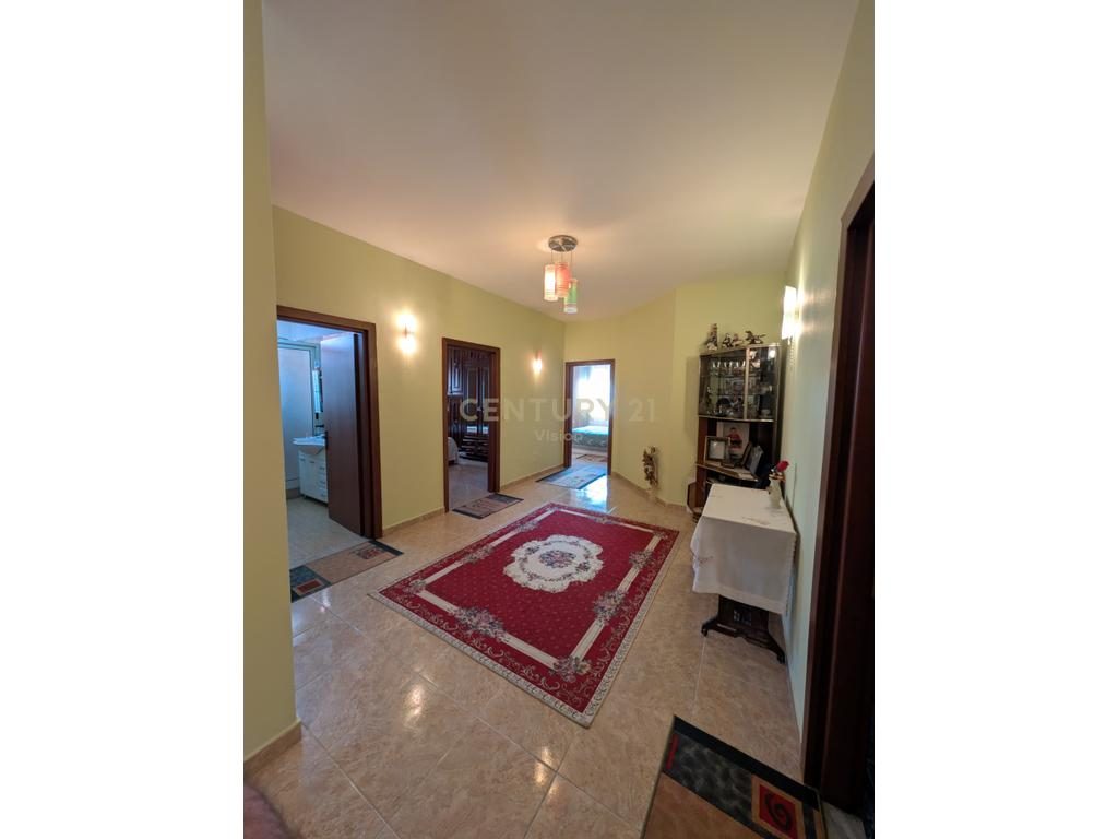 Apartament 2+2 sallone + 2 tualete për shitje në qendër Shkodër - 116 m²