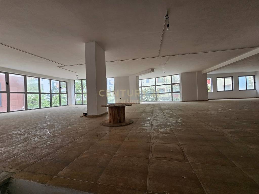Okazion! Shesim Ambient Komercial 818m2 me 1300 euro/m2 , Yzberish! + 3 poste parkimi te perfshira ne cmim! - Century 21...