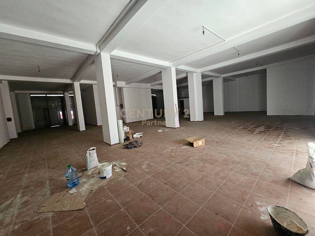 Okazion! Shesim Ambient Komercial 818m2 me 1300 euro/m2 , Yzberish! + 3 poste parkimi te perfshira ne cmim! - Century 21...
