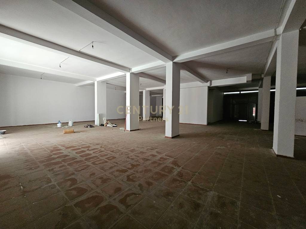 Okazion! Shesim Ambient Komercial 818m2 me 1300 euro/m2 , Yzberish! + 3 poste parkimi te perfshira ne cmim! - Century 21...