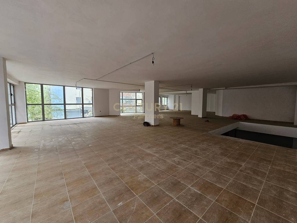 Okazion! Shesim Ambient Komercial 818m2 me 1300 euro/m2 , Yzberish! + 3 poste parkimi te perfshira ne cmim! - Century 21...