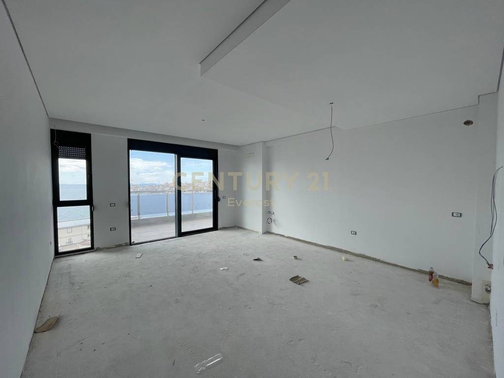 SARANDE, SHESIM APARTAMENT 2+1+2 ME PAMJE NGA DETI PRANE VILES QEVERITARE