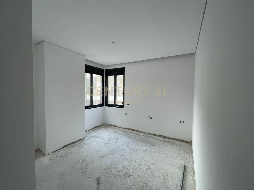 SARANDE, SHESIM APARTAMENT 2+1+2 ME PAMJE NGA DETI PRANE VILES QEVERITARE